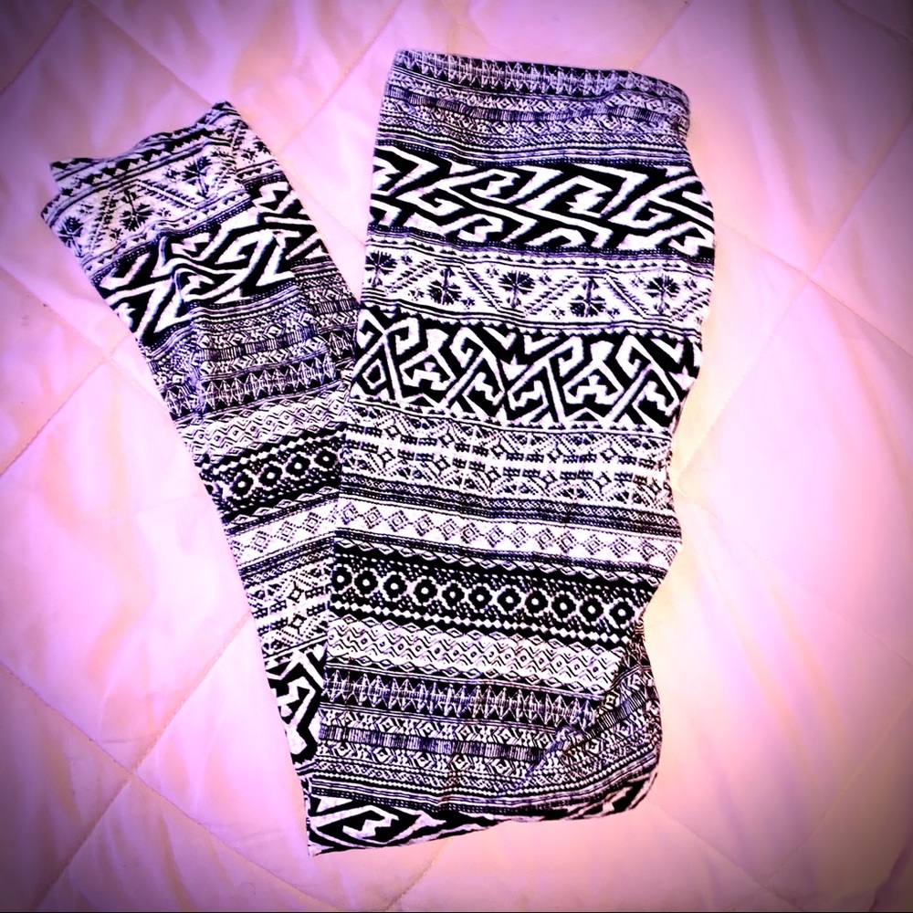 BLACK AND W WHITE TRIBAL PRINT LEGGINGS